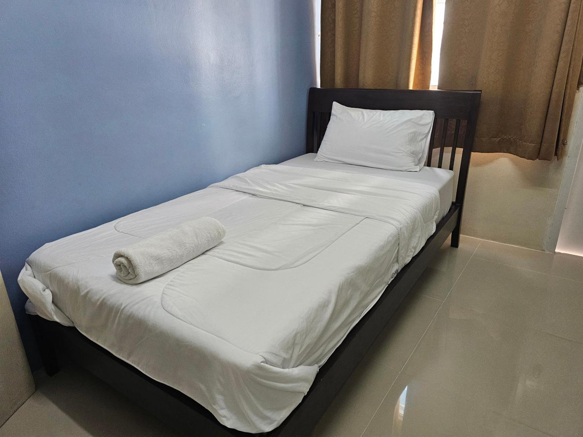 Si Fah At Bangsaen Hotel Ban Rong Khoei Luaran gambar