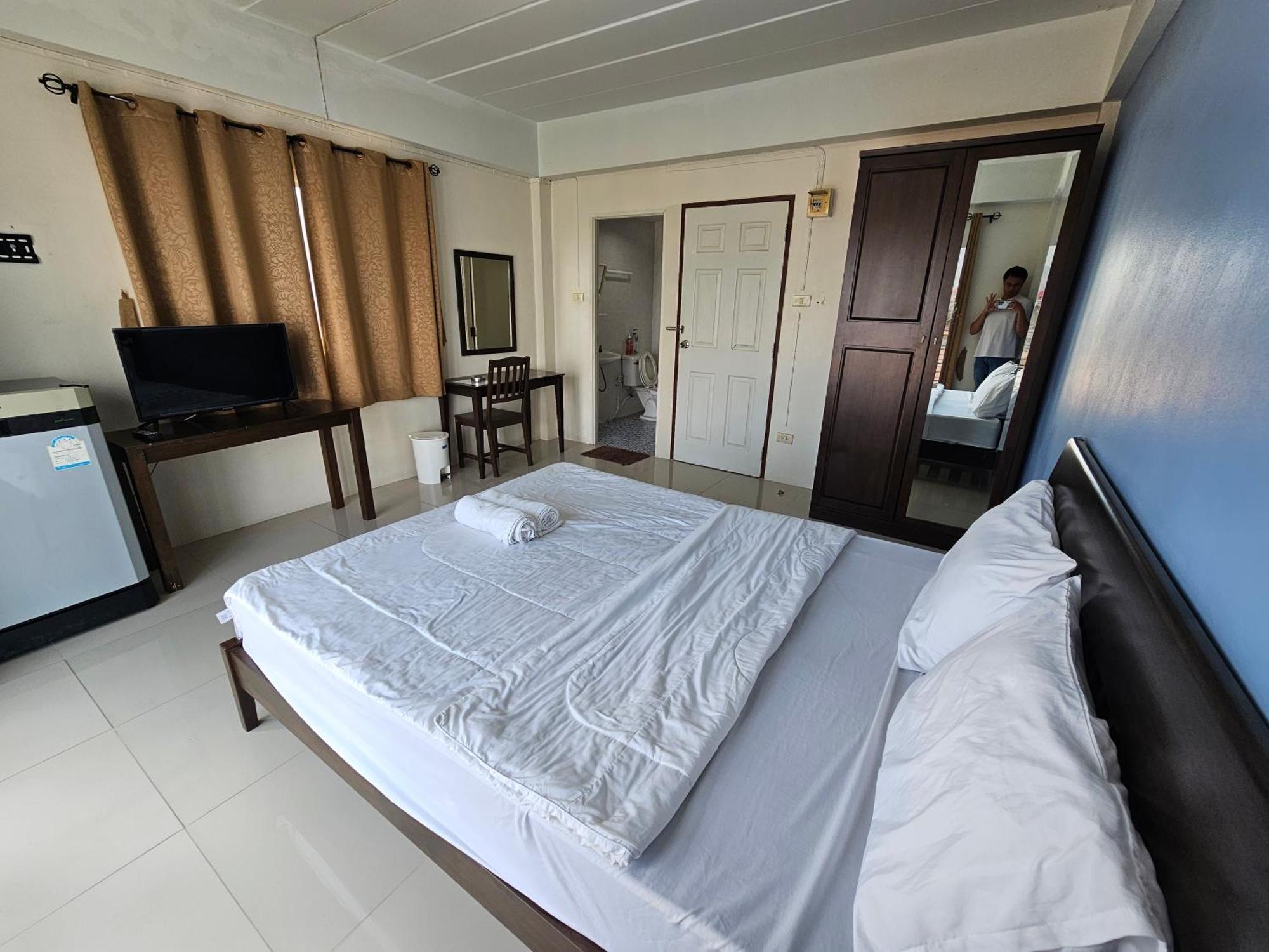 Si Fah At Bangsaen Hotel Ban Rong Khoei Luaran gambar