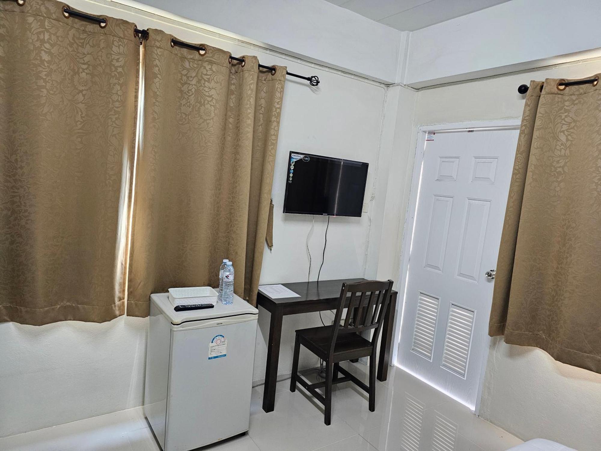 Si Fah At Bangsaen Hotel Ban Rong Khoei Luaran gambar