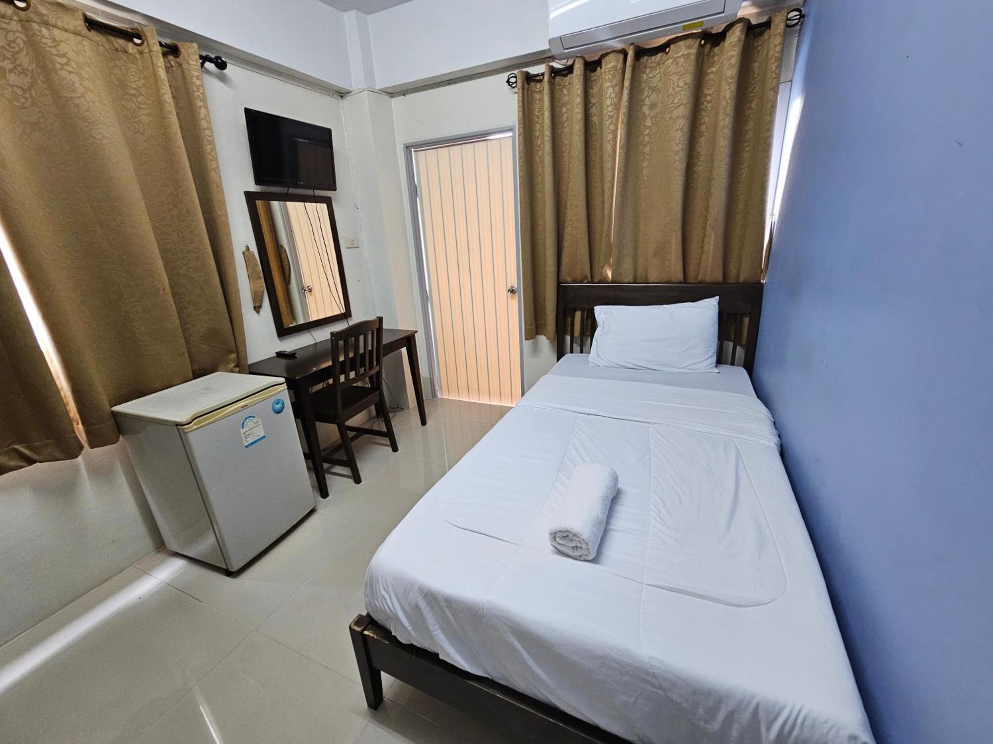 Si Fah At Bangsaen Hotel Ban Rong Khoei Luaran gambar