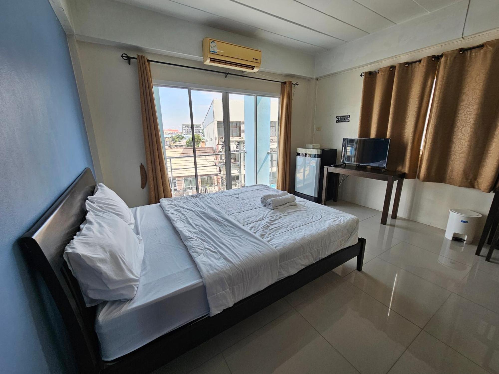 Si Fah At Bangsaen Hotel Ban Rong Khoei Luaran gambar